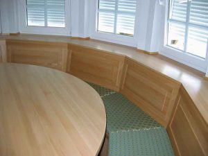 maßangefertigte Eckbank und Tisch in einem Erker